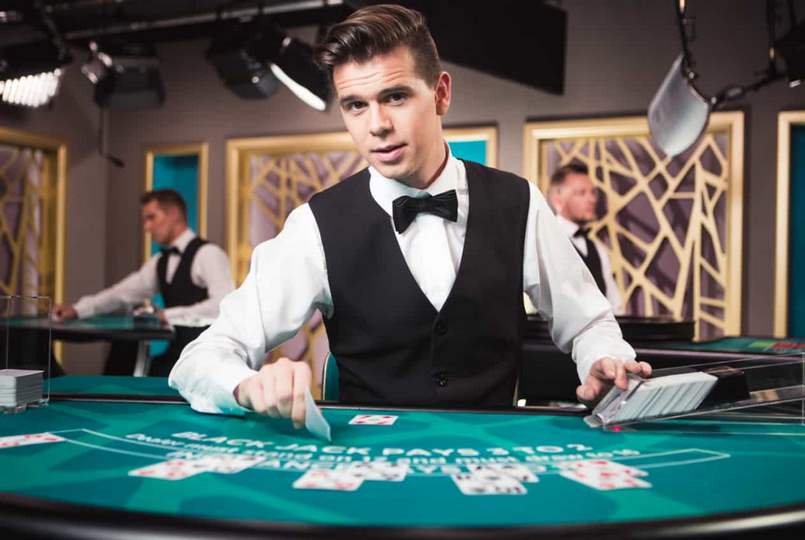 Dealer là gì? Những thông tin quan trọng khác bạn cần biết